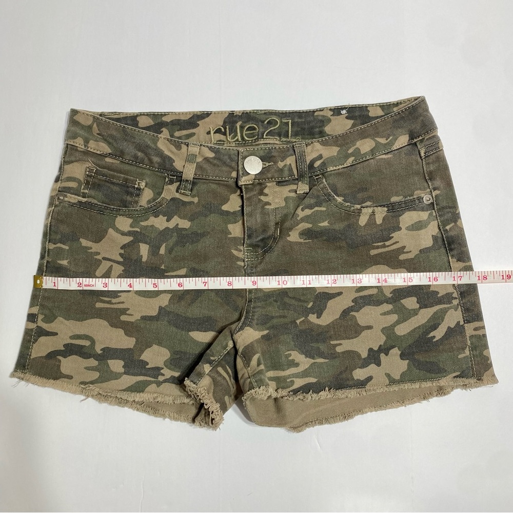 RUE 21 Camo Cut-Off Frayed Hem Women’s Shorts Size 5/6 - Picture 5 of 6